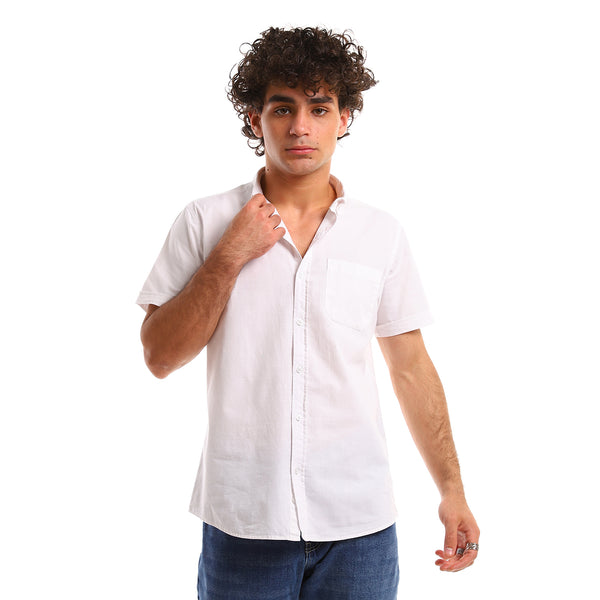 قميص أبيض بأكمام قصيرة مع ياقة كلاسيكية