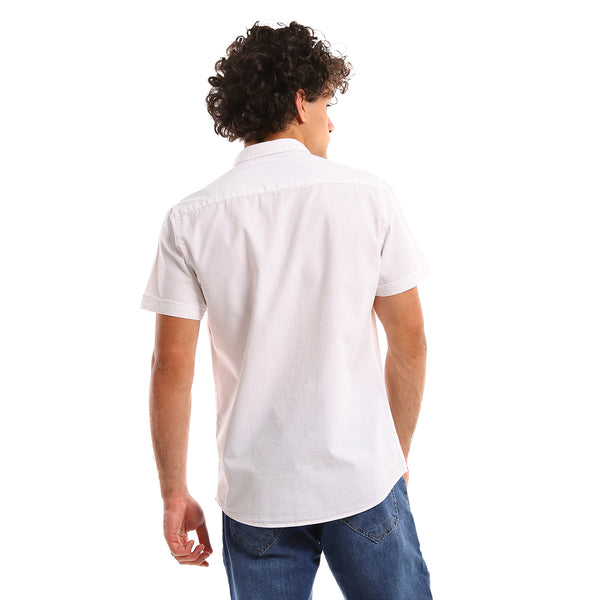 قميص أبيض بأكمام قصيرة مع ياقة كلاسيكية