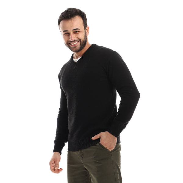 محبوك أسود الرقبة الانزلاق على كنزة صوفية