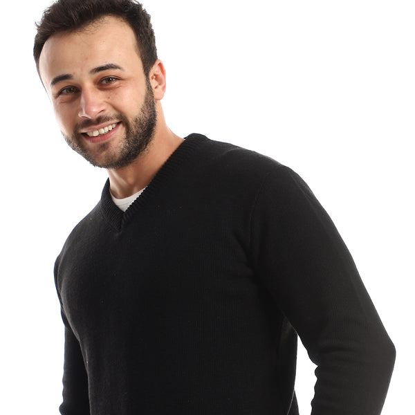 محبوك أسود الرقبة الانزلاق على كنزة صوفية