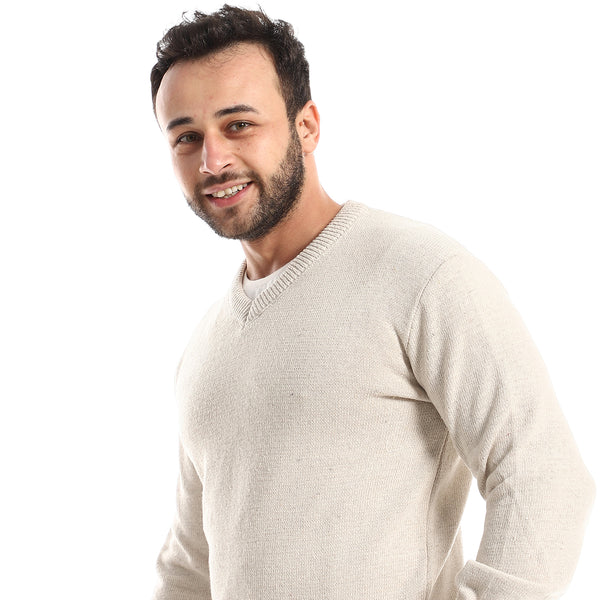 كنزة صوفية محبوكة برقبة على شكل حرف V باللون البيج الفاتح