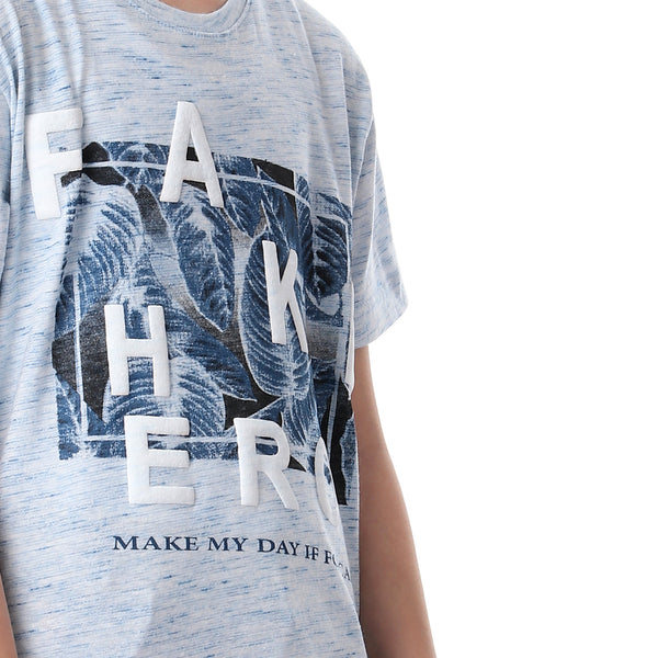 تي شيرت كم قصير بطبعة هيرو للاولاد - ازرق فاتح مرقش